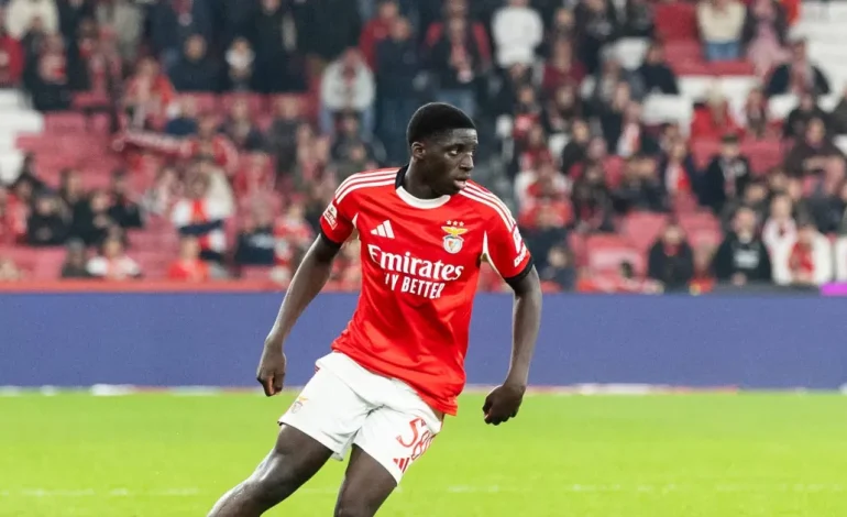 Daniel Banjaqui in einem roten Trikot am Ball.