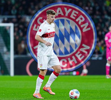 Finn Jeltsch im Trikot vom FC Bayern München. Im Hintergrund das Logo vom FC Bayern München