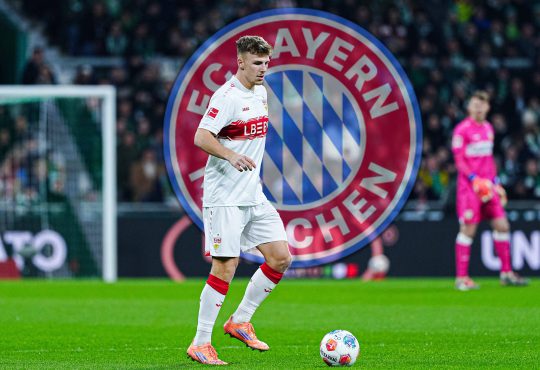 Finn Jeltsch im Trikot vom FC Bayern München. Im Hintergrund das Logo vom FC Bayern München