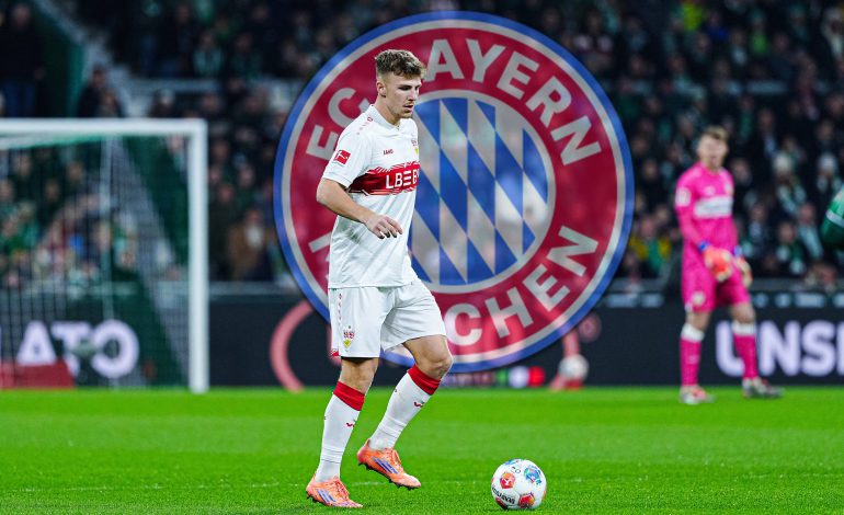 Finn Jeltsch im Trikot vom FC Bayern München. Im Hintergrund das Logo vom FC Bayern München