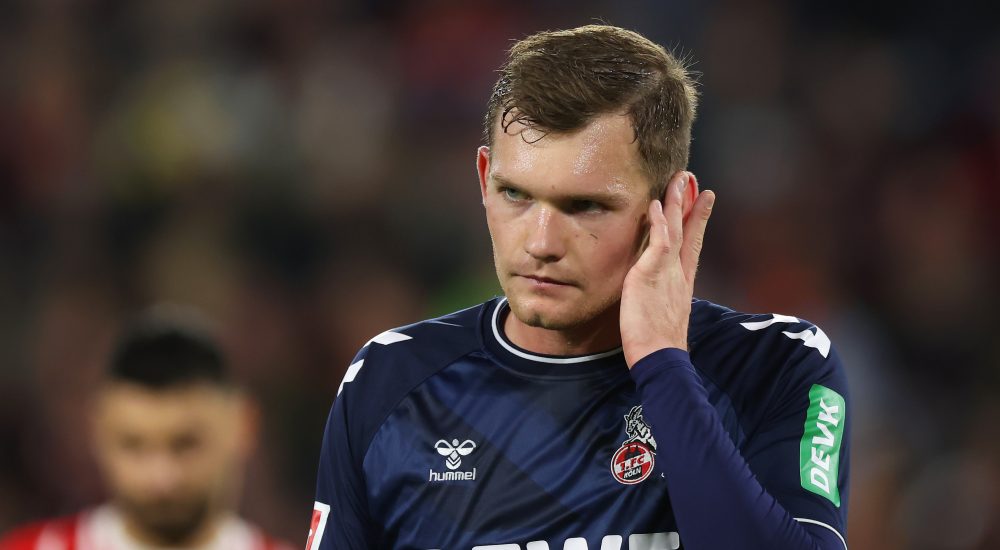 Luca Kilian sieht sichtlich bedrückt aus während dem Bundesligaspiel zwischen dem 1. FC Köln und dem SC Freiburg.