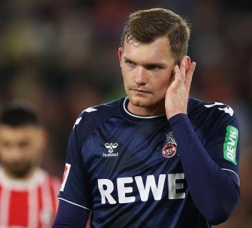 Luca Kilian sieht sichtlich bedrückt aus während dem Bundesligaspiel zwischen dem 1. FC Köln und dem SC Freiburg.