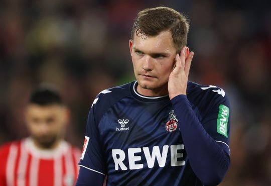 Luca Kilian sieht sichtlich bedrückt aus während dem Bundesligaspiel zwischen dem 1. FC Köln und dem SC Freiburg.