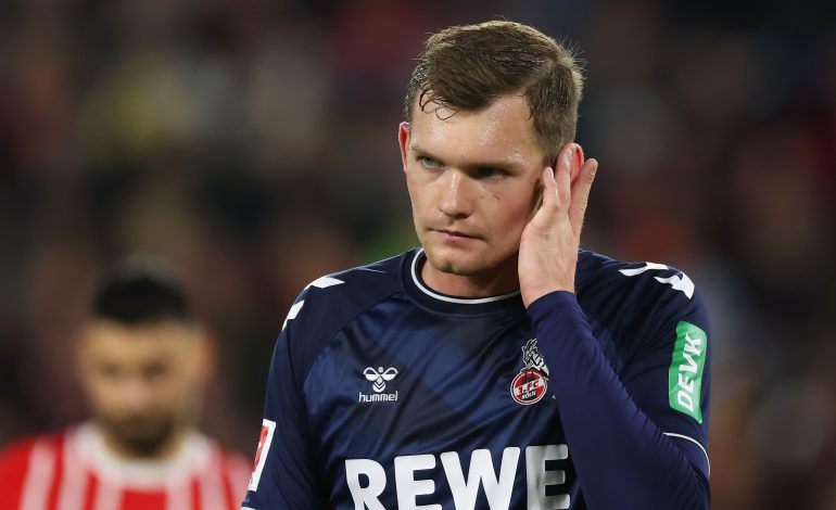 Luca Kilian sieht sichtlich bedrückt aus während dem Bundesligaspiel zwischen dem 1. FC Köln und dem SC Freiburg.