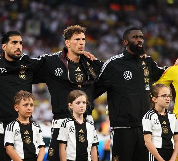 Leon Goretzka, Emre Can, Antonio Rüdiger und Marc-Andre Ter Stegen stehen während der Nationalhymne von Deutschland nebeneiandern.