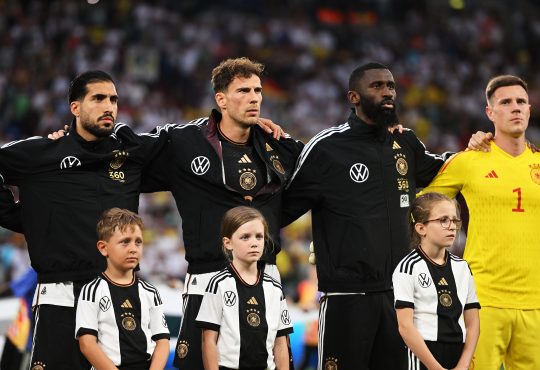 Leon Goretzka, Emre Can, Antonio Rüdiger und Marc-Andre Ter Stegen stehen während der Nationalhymne von Deutschland nebeneiandern.