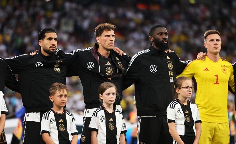Leon Goretzka, Emre Can, Antonio Rüdiger und Marc-Andre Ter Stegen stehen während der Nationalhymne von Deutschland nebeneiandern.