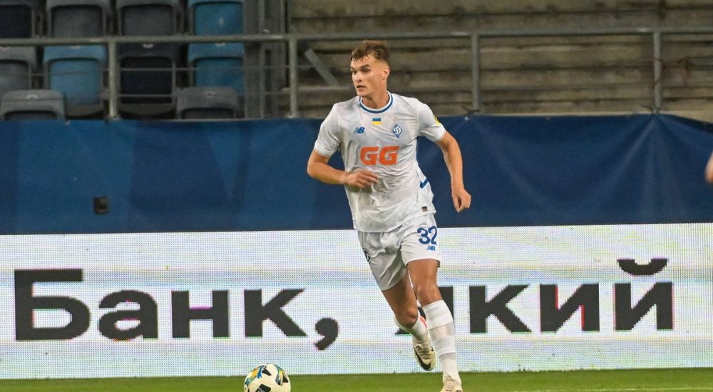 Taras Mykhavko mit Ball für Dynamo Kiev in der Europa League