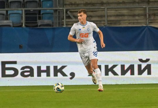 Taras Mykhavko mit Ball für Dynamo Kiev in der Europa League