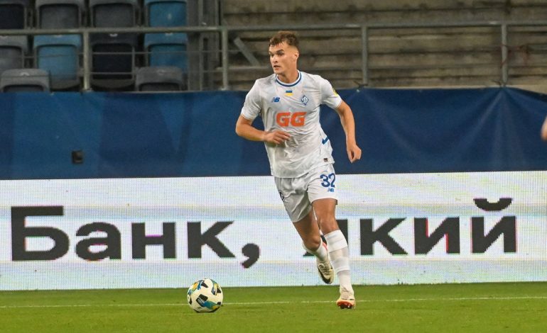 Taras Mykhavko mit Ball für Dynamo Kiev in der Europa League