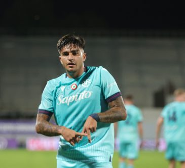 Bologna-Stürmer Santiago Castro macht einen Torjubel