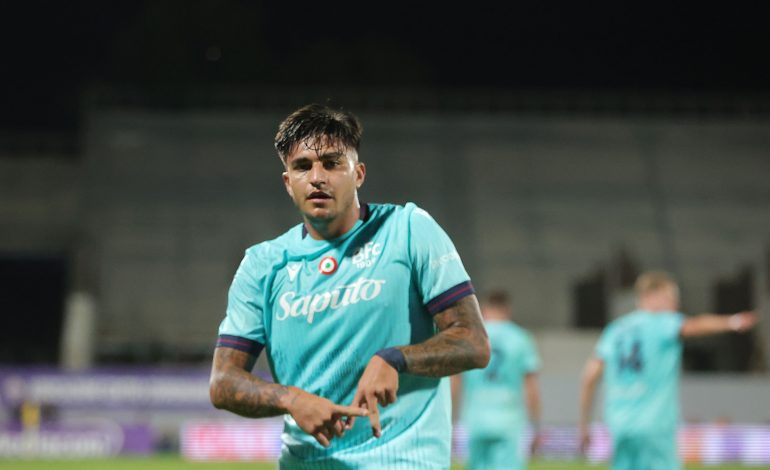 Bologna-Stürmer Santiago Castro macht einen Torjubel