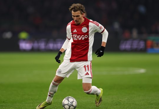 Ajax Amsterdam-Stürmer Mika Godts dribbelt