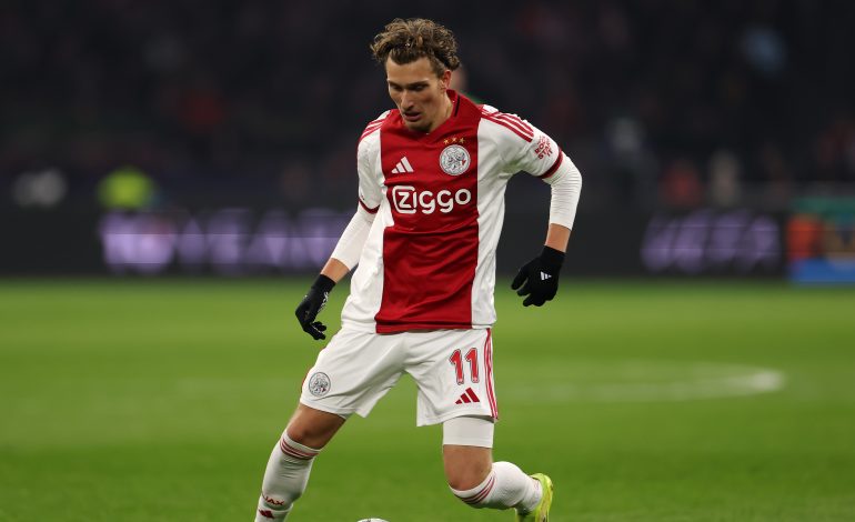 Ajax Amsterdam-Stürmer Mika Godts dribbelt