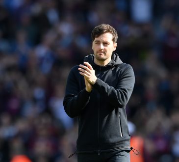 Ryan Mason applaudiert an der Seitenlinie als Tottenham-Traienr