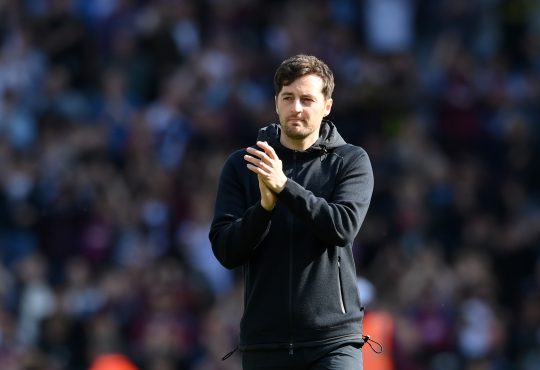 Ryan Mason applaudiert an der Seitenlinie als Tottenham-Traienr