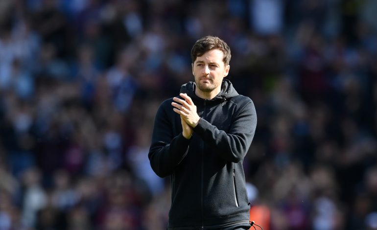 Ryan Mason applaudiert an der Seitenlinie als Tottenham-Traienr