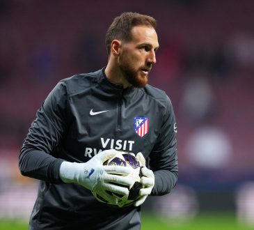 Jan Oblak hält einen Ball in seinen Händen beim Aufwärmen.