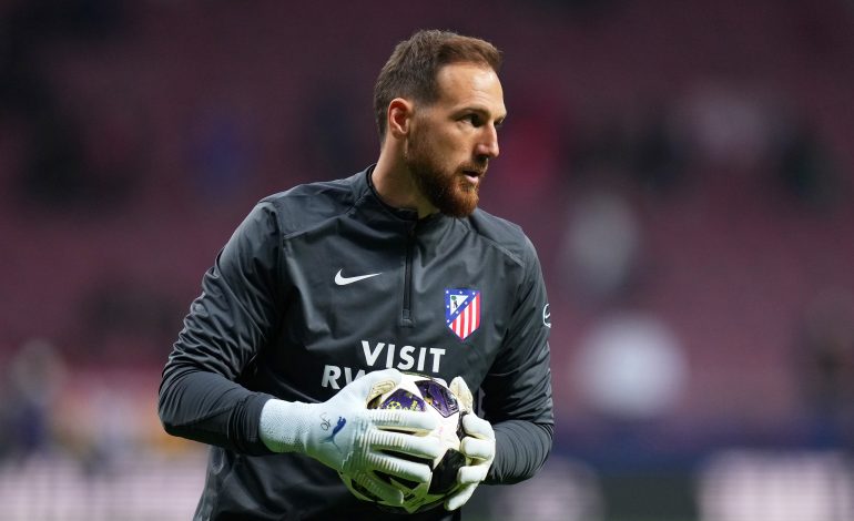 Jan Oblak hält einen Ball in seinen Händen beim Aufwärmen.
