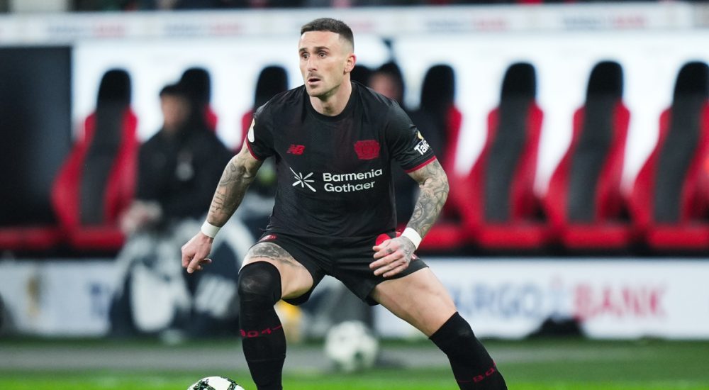 Aleix García von Bayer 04 Leverkusen läuft mit dem Ball während des DFB-Pokal-Viertelfinals.