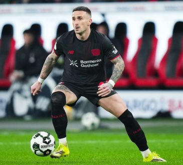 Aleix García von Bayer 04 Leverkusen läuft mit dem Ball während des DFB-Pokal-Viertelfinals.