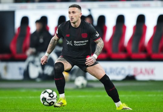 Aleix García von Bayer 04 Leverkusen läuft mit dem Ball während des DFB-Pokal-Viertelfinals.