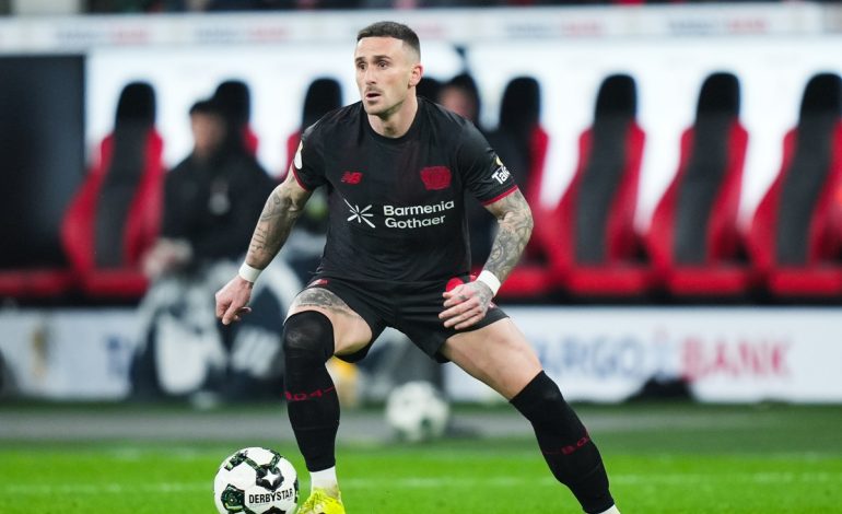 Aleix García von Bayer 04 Leverkusen läuft mit dem Ball während des DFB-Pokal-Viertelfinals.