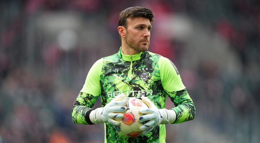 Tobias Sippel hält einen Ball in den Händen