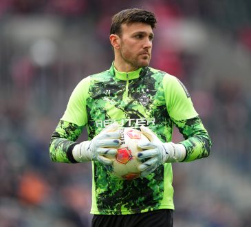 Tobias Sippel hält einen Ball in den Händen