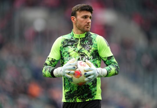 Tobias Sippel hält einen Ball in den Händen