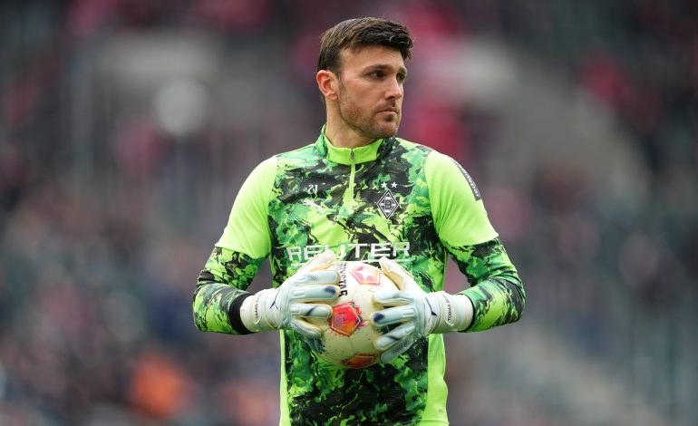 Tobias Sippel hält einen Ball in den Händen