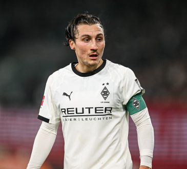 Rocco Reitz im Heimtrikot Borussia Mönchengladbachs und Kapitänsbinde.