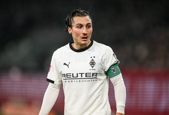 Rocco Reitz im Heimtrikot Borussia Mönchengladbachs und Kapitänsbinde.