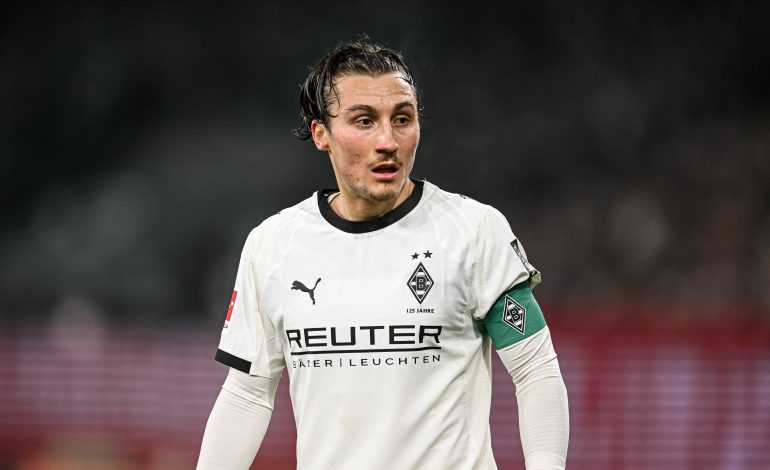 Rocco Reitz im Heimtrikot Borussia Mönchengladbachs und Kapitänsbinde.