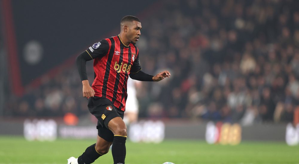 Bournemouth-Stürmer Rayan mit Ball in einer Partie