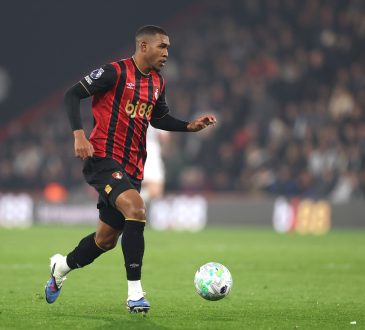 Bournemouth-Stürmer Rayan mit Ball in einer Partie