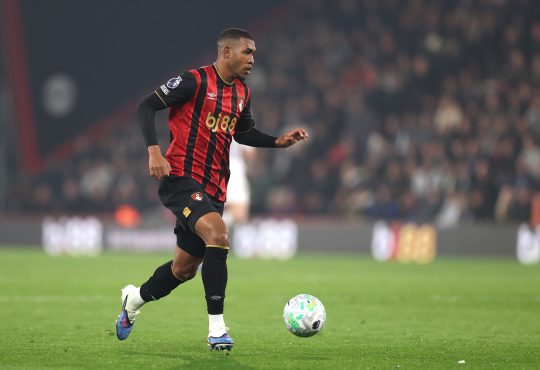 Bournemouth-Stürmer Rayan mit Ball in einer Partie