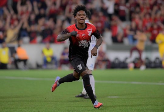 Bruninho im Trikot von Athletico Paranaense