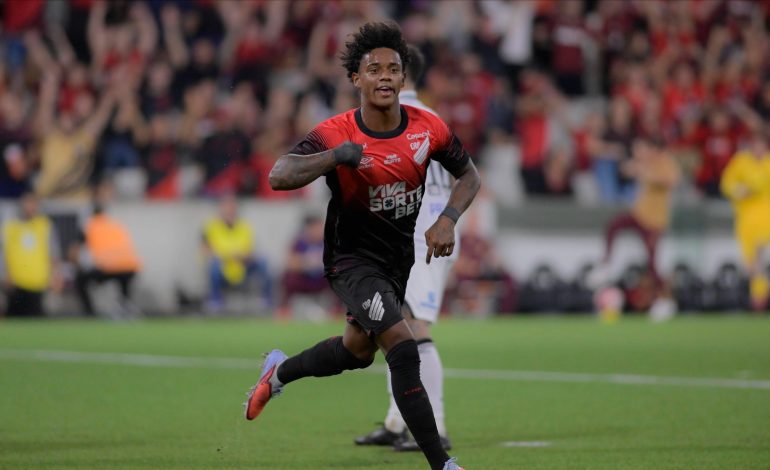 Bruninho im Trikot von Athletico Paranaense