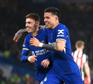 Chelsea-Spieler Cole Palmer und Enzo Fernandez jubeln gemeinsam