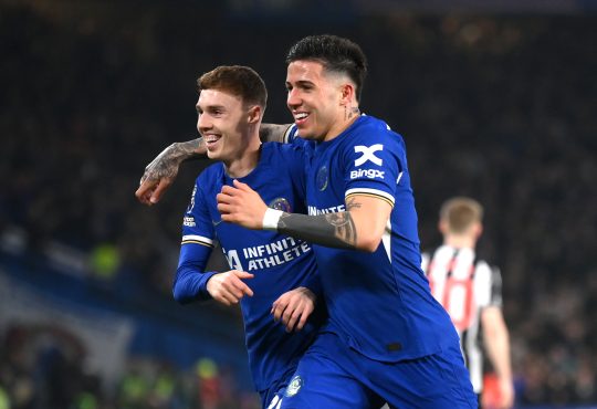 Chelsea-Spieler Cole Palmer und Enzo Fernandez jubeln gemeinsam