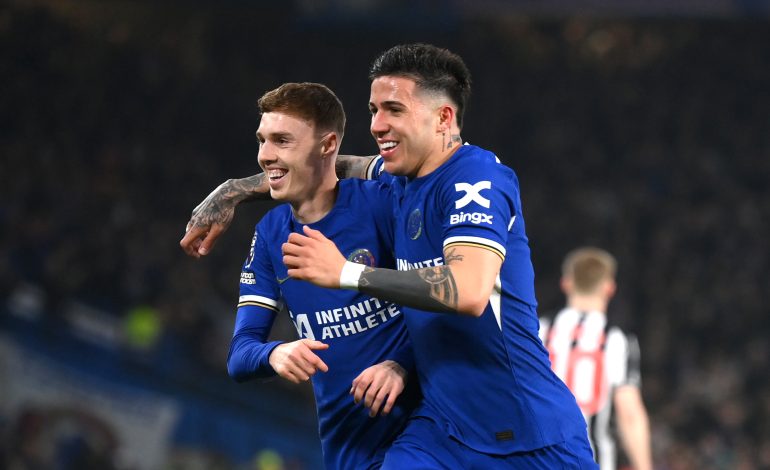 Chelsea-Spieler Cole Palmer und Enzo Fernandez jubeln gemeinsam