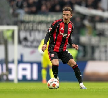 Mario Götze dribbelt den Ball im Trikot von Eintracht Frankfurt.