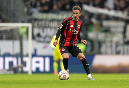 Mario Götze dribbelt den Ball im Trikot von Eintracht Frankfurt.