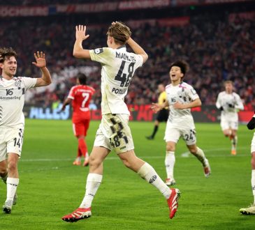 Kacper Potulski von 1. FSV Mainz 05 (2.v.l.) jubelt nach seinem ersten Tor für sein Team mit seinem Teamkollegen William Bøving