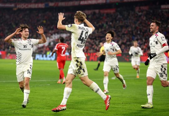 Kacper Potulski von 1. FSV Mainz 05 (2.v.l.) jubelt nach seinem ersten Tor für sein Team mit seinem Teamkollegen William Bøving