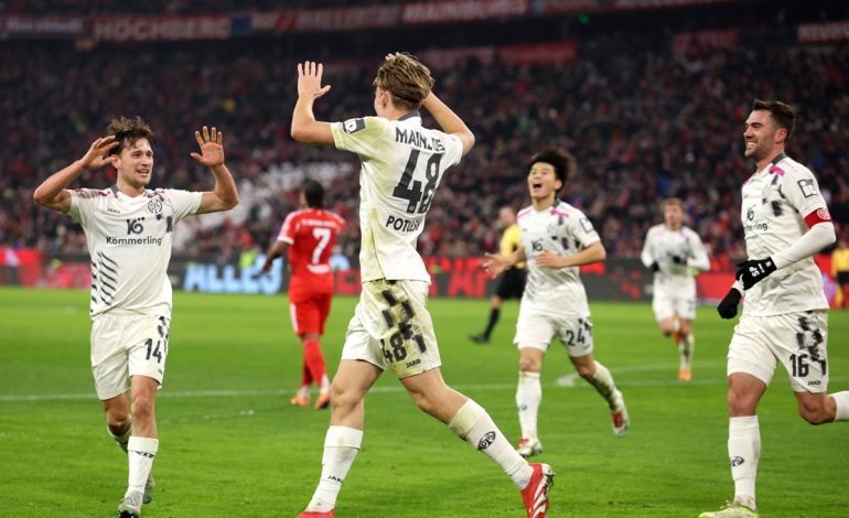 Kacper Potulski von 1. FSV Mainz 05 (2.v.l.) jubelt nach seinem ersten Tor für sein Team mit seinem Teamkollegen William Bøving