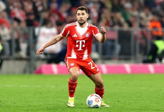 Raphaël Guerreiro vom FC Bayern beim Bundesligaspiel gegen Borussia Mönchengladbach