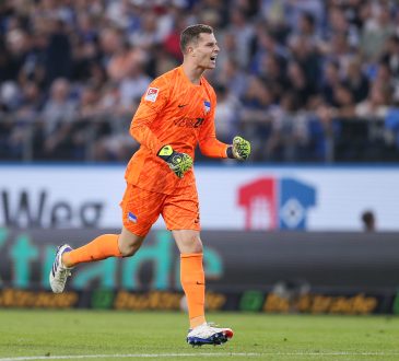 Torhüter Tjark Ernst von Hertha BSC feiert das erste Tor seiner Mannschaft während des Spiels der 2. Bundesliga zwischen dem Hamburger SV und Hertha BSC im Volksparkstadion am 10. August 2024