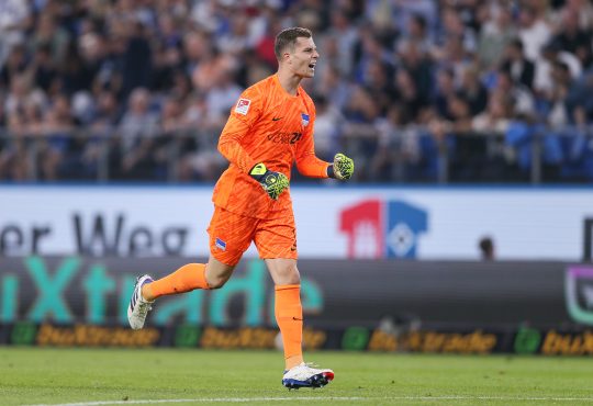 Torhüter Tjark Ernst von Hertha BSC feiert das erste Tor seiner Mannschaft während des Spiels der 2. Bundesliga zwischen dem Hamburger SV und Hertha BSC im Volksparkstadion am 10. August 2024